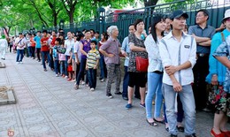 Hàng nghìn người xếp hàng vào viếng Lăng Chủ tịch Hồ Chí Minh
