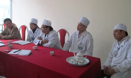 Vết thương hôi thối sau 20 ngày điều trị, bác sĩ không cho chuyển tuyến?