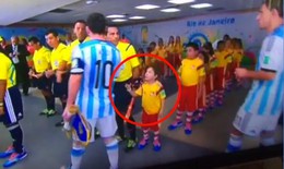 Messi từ chối bắt tay một cổ động vi&#234;n nh&#237;