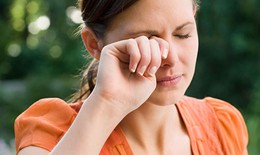 Nháy mắt liên tục do đâu?