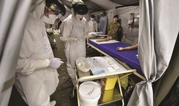 Trang phục phòng hộ chống Ebola của Anh có gì đặc biệt?
