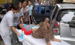 H&#224; Nội: Mẹ đẻ rơi con ngay tr&#234;n taxi trước cổng b&#234;̣nh vi&#234;̣n