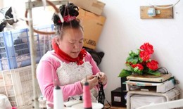 Người phụ nữ chỉ mặc váy cưới trong suốt 10 năm