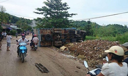 Lào Cai: Xe tải mất phanh, 9 người nhập viện