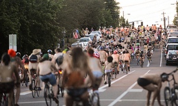 Hàng ngàn người khỏa thân đạp xe trên phố