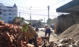 Hà Tĩnh: Những phụ nữ "gồng mình" mưu sinh dưới nắng nóng kỷ lục