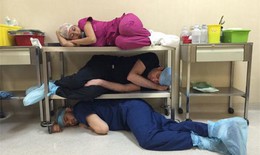 Bác sĩ chia sẻ ảnh ngủ gục trong ca trực để bảo vệ đồng nghiệp