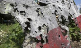 Phát hiện mảnh vỡ nghi của tên lửa tại hiện trường MH17