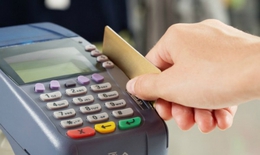 Mất ph&#237; gần 5% khi mua v&#233; m&#225;y bay bằng thẻ t&#237;n dụng