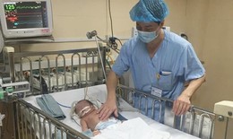 B&#233; sơ sinh nhỏ tuổi nhất được cứu sống bằng kỹ thuật ECMO