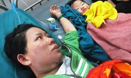 Bồng con nấu ăn, 2 mẹ con bị bỏng nặng