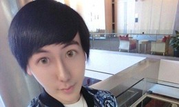 Hết hồn với chàng người mẫu có khuôn mặt như rắn