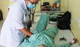 Hàng chục người nghi ngộ độc bánh mì dồn thịt