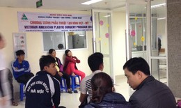 Các giáo sư hàng đầu Mỹ phẫu thuật tạo hình phức tạp cho bệnh nhân Việt Nam