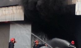 TPHCM: Cháy dữ dội ở xưởng tái chế vải sợi