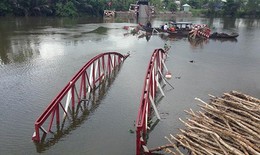 Sà lan đâm sập cầu treo ở TP.Hồ Chí Minh