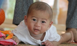 Cuộc sống thiếu tình mẫu tử của bé bị xe tông văng khỏi bụng mẹ