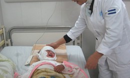 Bé gái bị lột da toàn thân vì đắp thuốc nam chữa bỏng