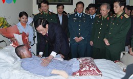 Chủ tịch nước thăm quân nhân bị nạn trong vụ máy bay rơi tại Hòa Lạc