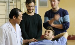 Cấp cứu kịp thời cho bệnh nhân người Anh bị trật khớp háng hoàn toàn
