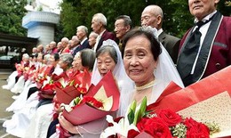 22 cặp vợ chồng già, kết hôn trên 50 năm đồng loạt chụp ảnh cưới