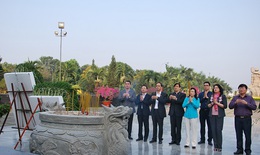 Bộ trưởng Bộ Y tế Nguyễn Thị Kim Tiến viếng Nghĩa trang Liệt sĩ và Nghĩa trang TP.HCM