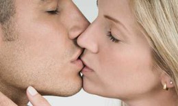 Nụ hôn có thể làm lan truyền virus gây u nhú HPV