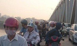 Giải cứu người đàn ông bỏ xe nhảy cầu Chương Dương
