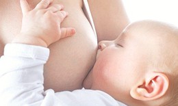 Sai lầm không cho con bú sữa mẹ