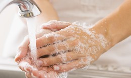 Rửa tay bằng xà phòng giảm 35% nguy cơ lây bệnh truyền nhiễm
