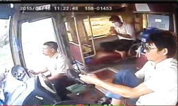 Thưởng 5 triệu cho hành khách quay clip tài xế vừa lái xe vừa đi giày