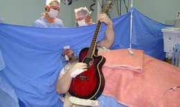 Sửng sốt bệnh nhân vừa mổ não vừa chơi guitar