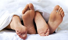 Nổi nốt đỏ ở đùi sau 4 tháng quan hệ không an toàn