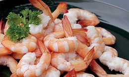 Hai suy nghĩ sai lầm khi ăn tôm, thịt gà các mẹ nên tránh