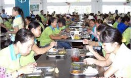 Công nhân đình công vì suất ăn có dòi
