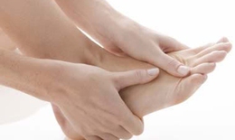 Nẻ gót chân chữa thế nào?
