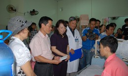 Bộ trưởng y tế thăm, trao quà cho gia đình Chủ tịch huyện đảo Trường Sa tại BV Chợ Rẫy