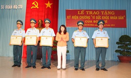 Trao tặng kỷ niệm chương "Vì sức khỏe nhân dân" cho cán bộ lãnh đạo chỉ huy sư đoàn 370