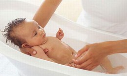 Tắm nước dừa cho trẻ có tốt?