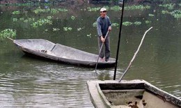 Mối hiểm nguy từ kích điện đánh bắt cá trên sông Nhuệ