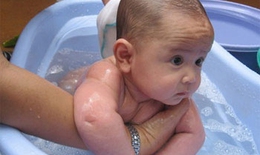 Mùa nóng, đề phòng nhiễm khuẩn da ở trẻ