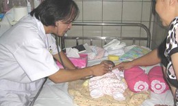 Cứu sống trẻ sơ sinh hít phân su từ trong bụng mẹ