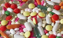 Dùng thuốc điều trị tiểu ra máu