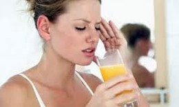 Gout ở nữ giới tăng nhanh vì uống nhiều nước cam