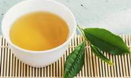 Súc miệng bằng nước lá chè xanh ngừa bệnh cúm