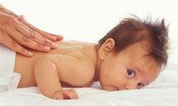Lợi ích từ việc massage cho bé