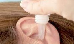 Cẩn trọng khi dùng oxy già để rửa tai