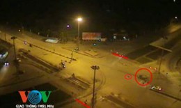 Vượt đèn đỏ, bị ôtô kéo lê hàng chục mét