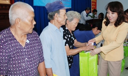 Bộ trưởng Bộ Y tế thăm và chúc tết cán bộ ngành y và trao quà cho người nghèo