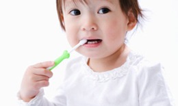 Khi nào tập cho trẻ sử dụng kem đánh răng?